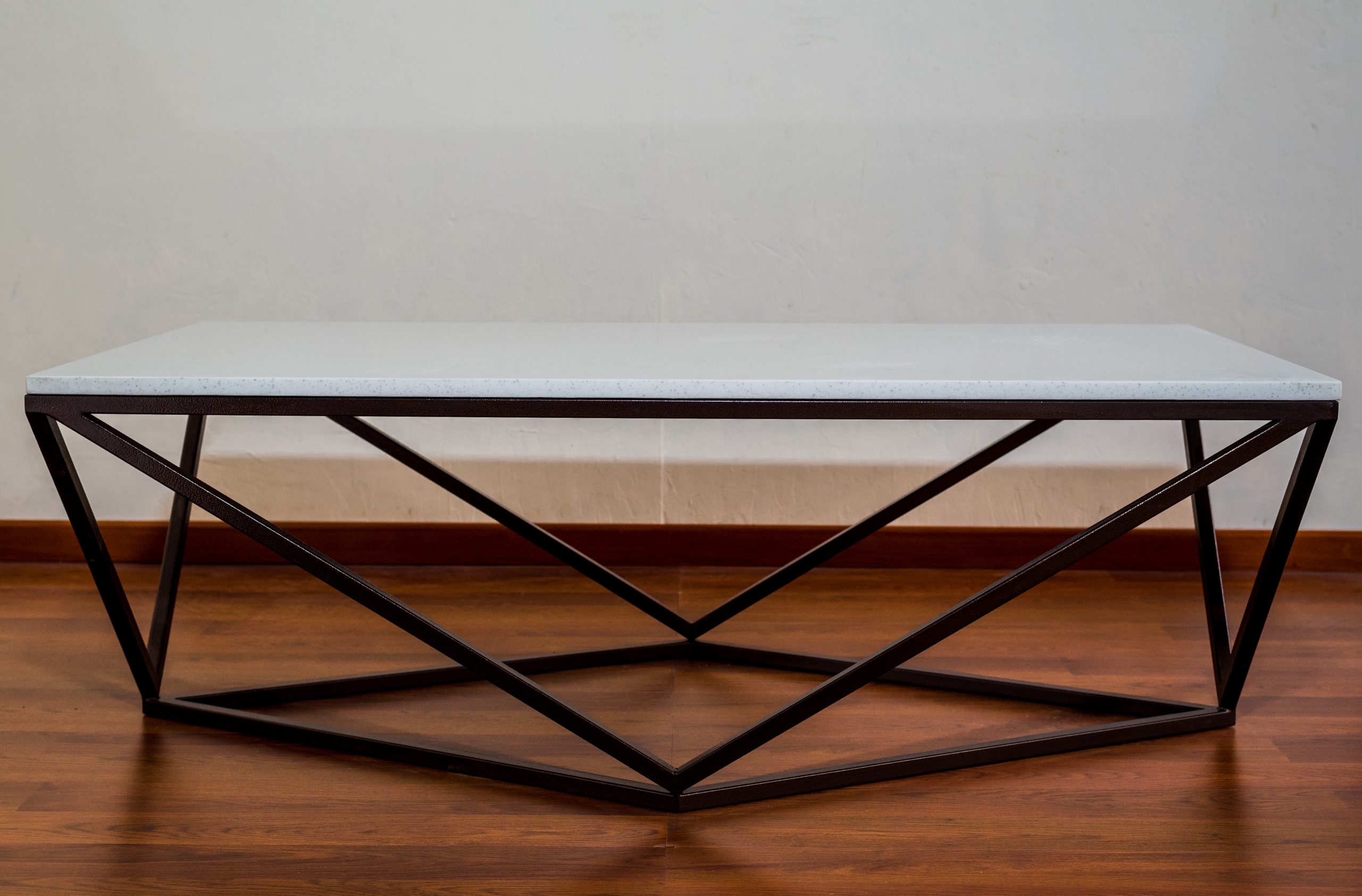 Mesa de centro acero al carbono electropintada.