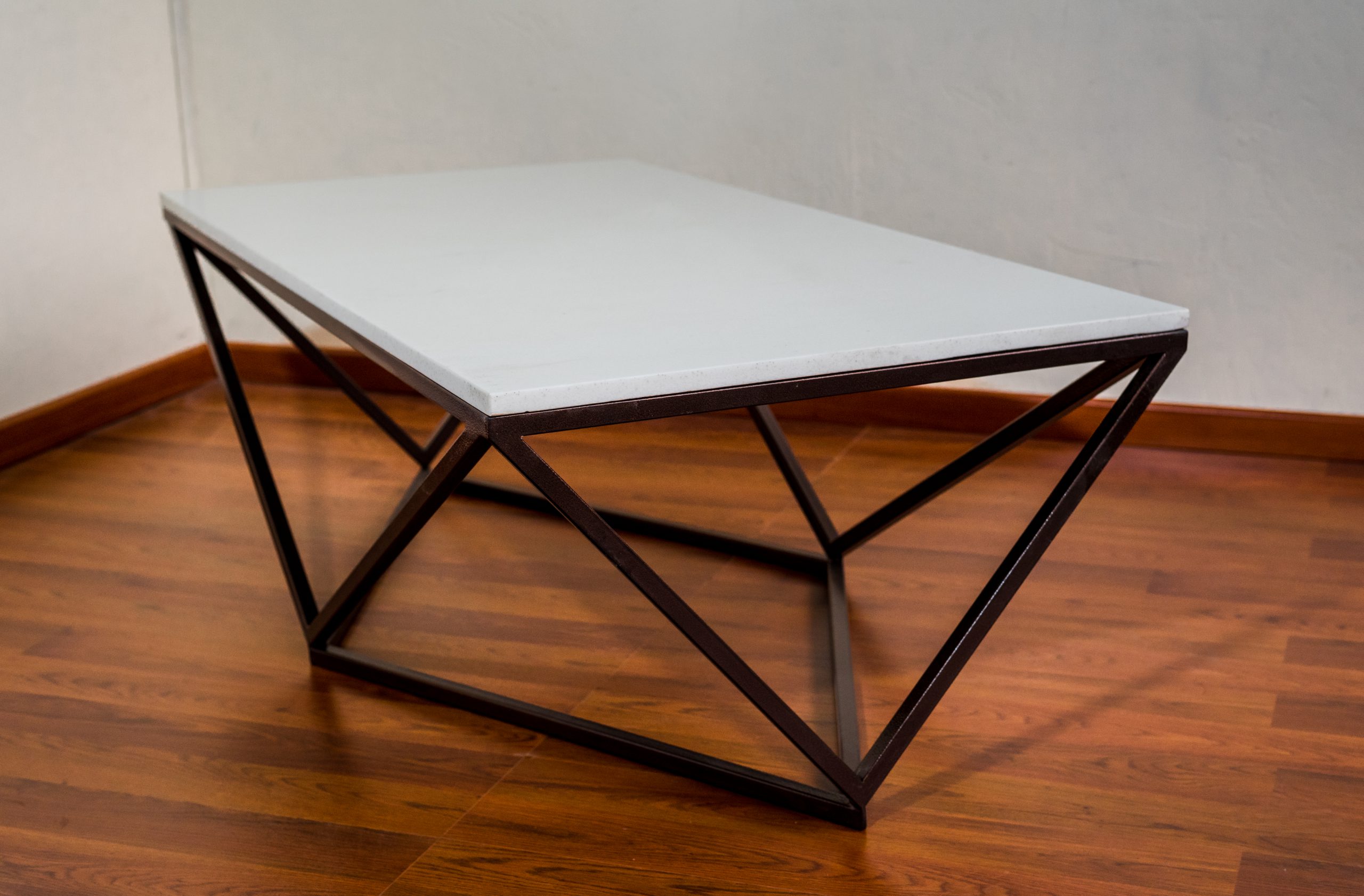 Mesa de centro acero al carbono electropintada.